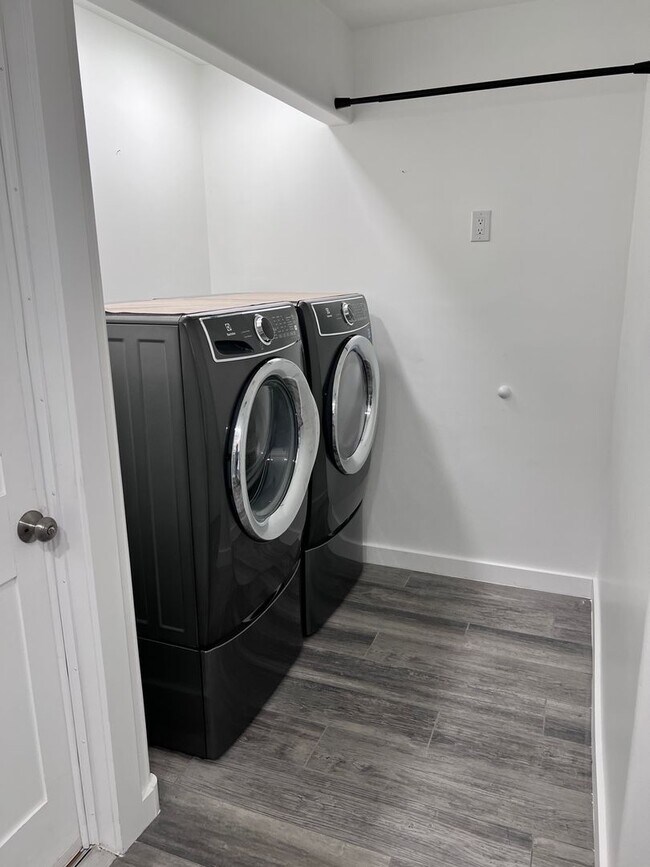Building Photo - Wonderful remodeled 4 bedroom, 3 bathroom ...