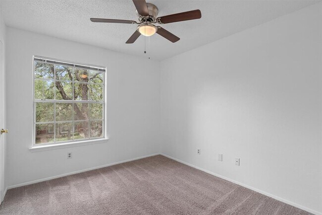 Building Photo - 1015 E Yager Ln