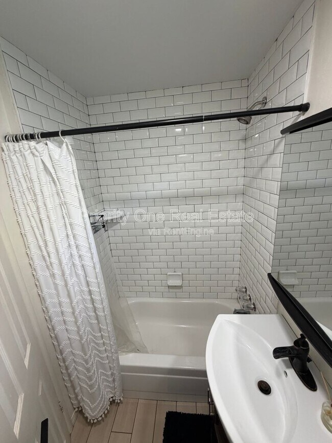 Building Photo - 2987 Clay Ave