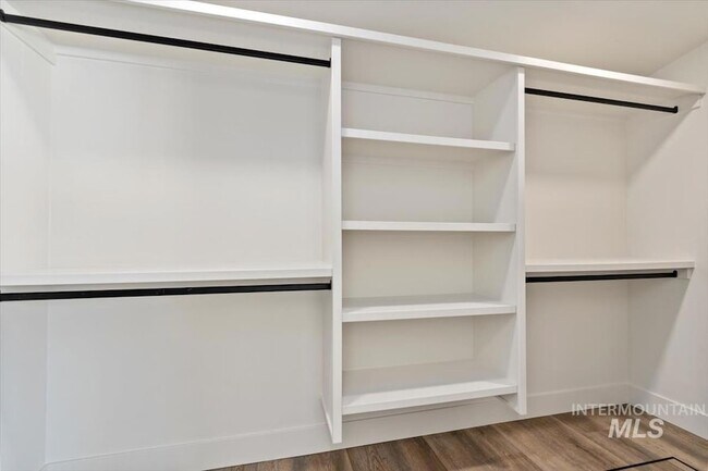 Building Photo - 362 London St