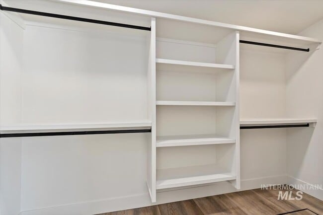 Building Photo - 384 London St