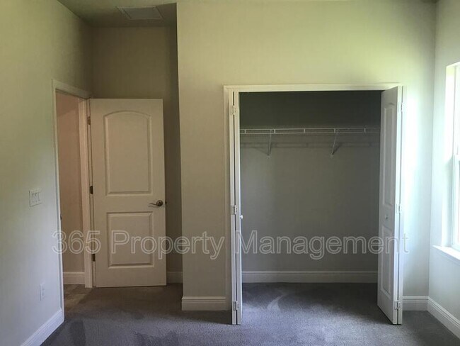 Building Photo - 3044 S Haberland Blvd