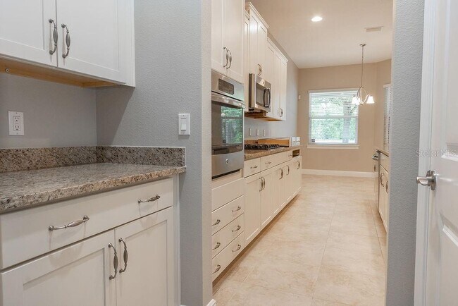 Building Photo - 906 Victoria Hills Dr S