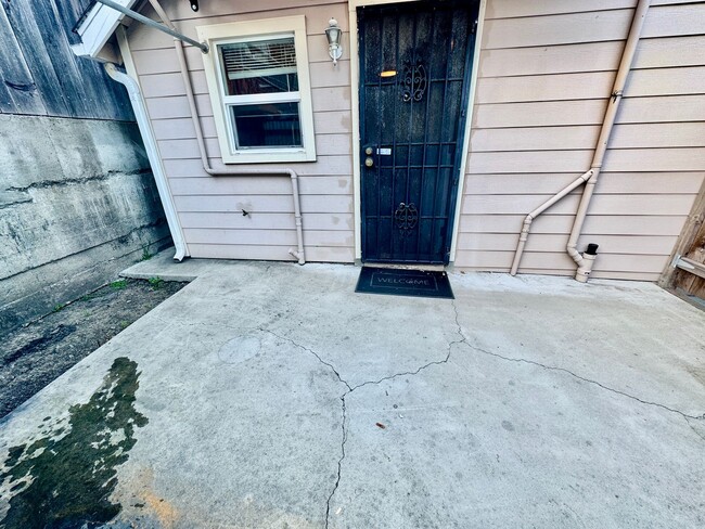 Building Photo - Cozy Oakland 2Bed/1Ba Home in a Private St...