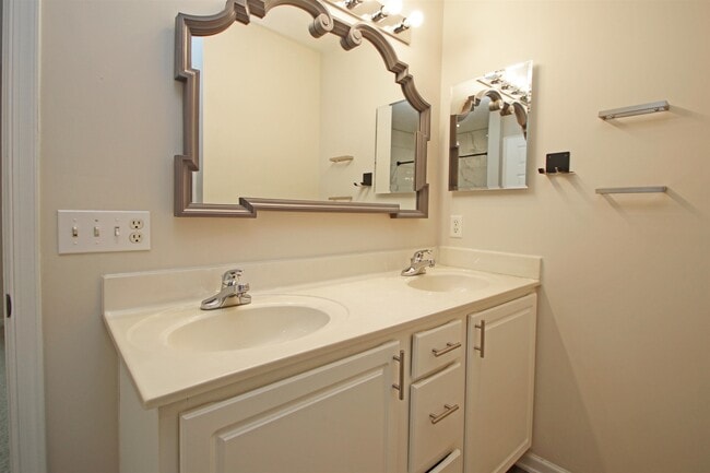 Building Photo - 1214 Old Richmond Circle