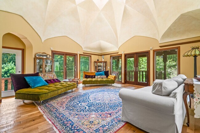 Building Photo - Private Architectural Estate Minutes from Westerly Beaches