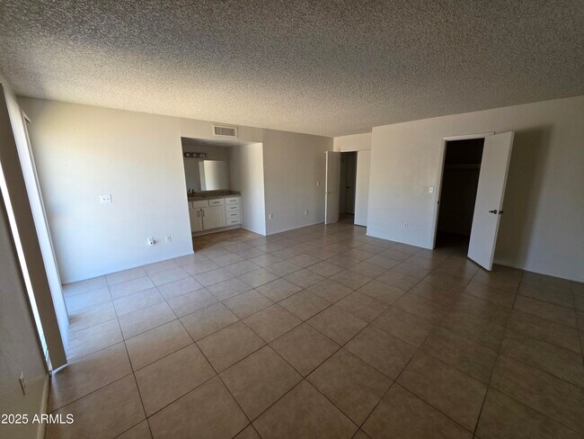 Building Photo - 4402 E Pershing Ave