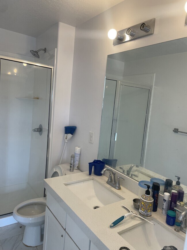 Building Photo - 3855 Gartmore Ln