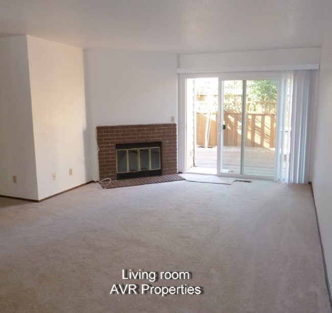 Building Photo - Beautiful townhome with duel primary bedrooms in fantastic location