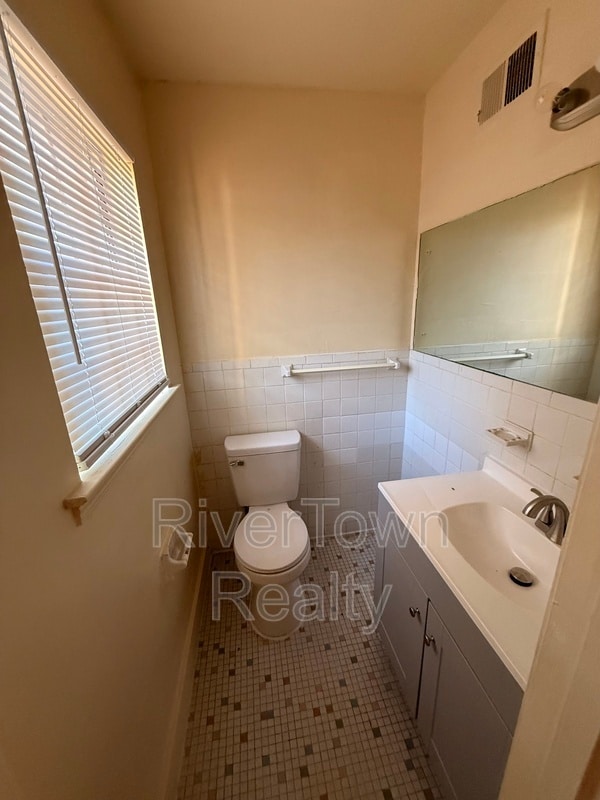 Building Photo - 5176 Sea Shore Rd