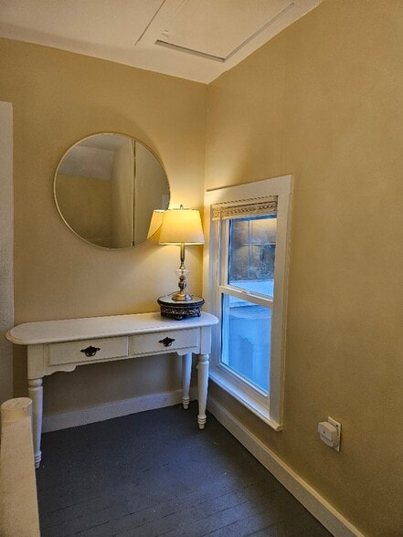 Building Photo - 301 Oakwood St