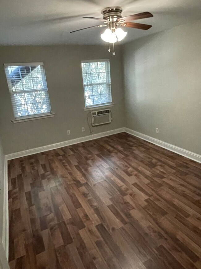 Building Photo - Renovated 1BD/1BA 2 Blocks Off St Charles Ave