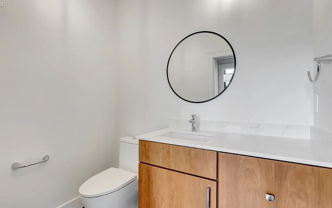 Building Photo - Beautiful Modern Condo in Rattlesnake