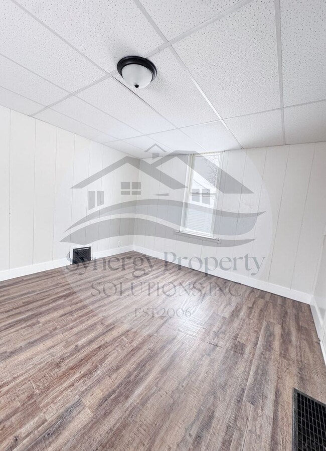 Building Photo - Crestline Home Available Now