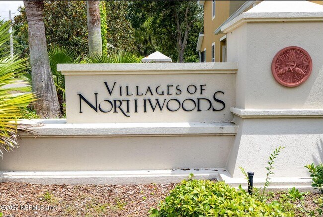 Building Photo - Spacious Townhome on Northside