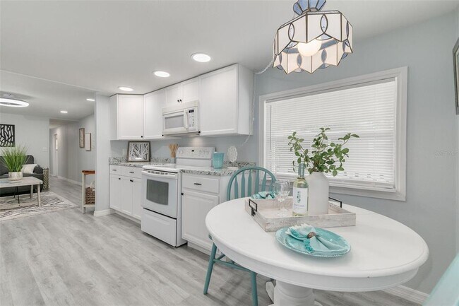 Building Photo - 7815 Greenlawn Dr