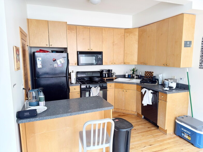 Building Photo - 1446 N Leavitt St