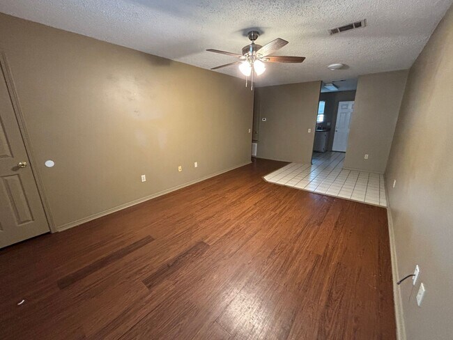 Building Photo - 1402 N Hartford Ave