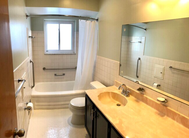 Building Photo - 924 E Windemere Ave