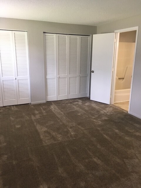 Building Photo - Oakwood Square Townhomes