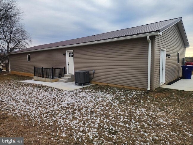 Building Photo - 235 Hickory Ln