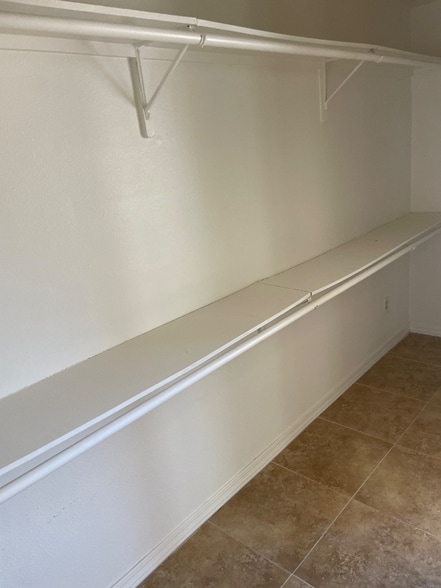 Building Photo - 1535 Los Flores Dr