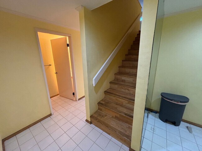 Building Photo - 2 Bedroom 1.5 Bathroom 2 Parkings at Nuuanu Streamside Spacious Ground Floor Unit Available Now!