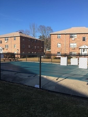 Building Photo - 6 Colonial Village Dr