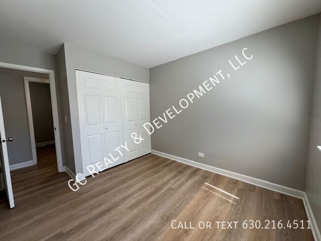 Building Photo - 403 Pinetree Ln