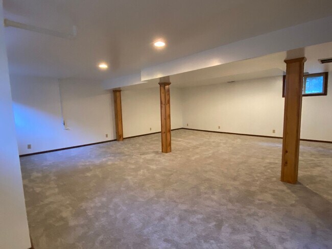 Building Photo - 4 bed 2 bath home in NE Portland for Rent