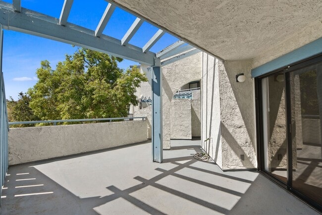Building Photo - Beautiful 2B | 2B Condo in Los Feliz!