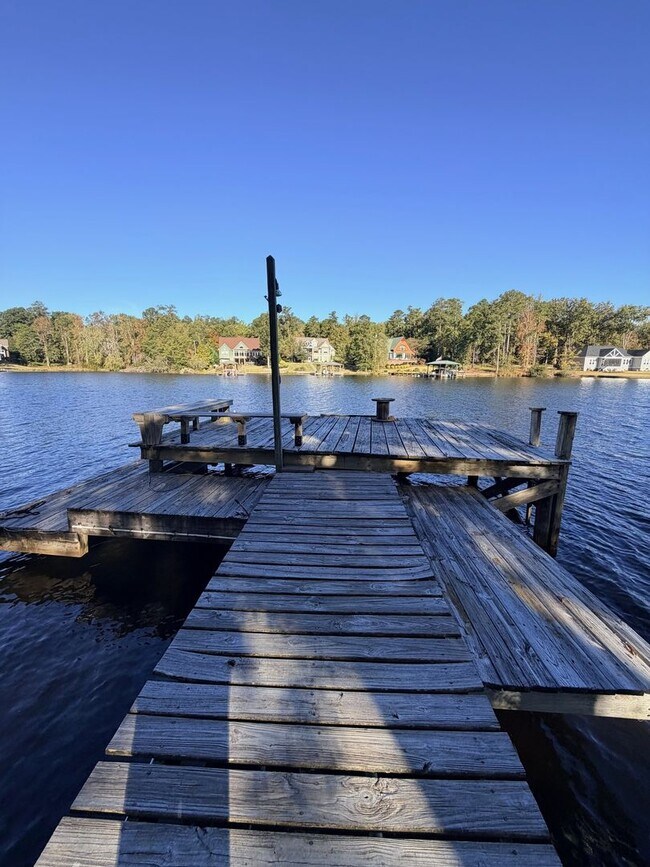 Building Photo - 332 Pinelake Dr.