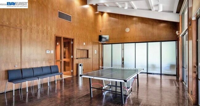 Building Photo - 320 N Civic Dr