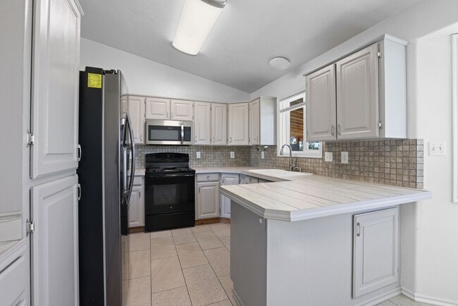 Building Photo - 5 Bed 3 Bath Home in Rigby