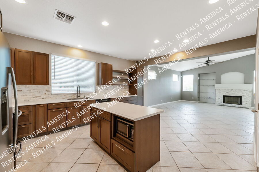 Building Photo - 12936 N Salt Cedar Dr