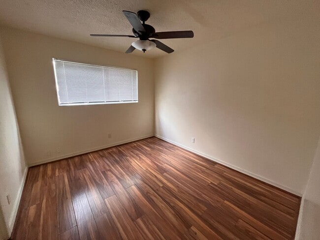 Building Photo - Pet Friendly property!