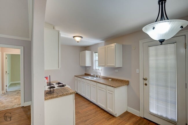 Building Photo - Shreveport - Charming 2-bedroom, 1-bath home