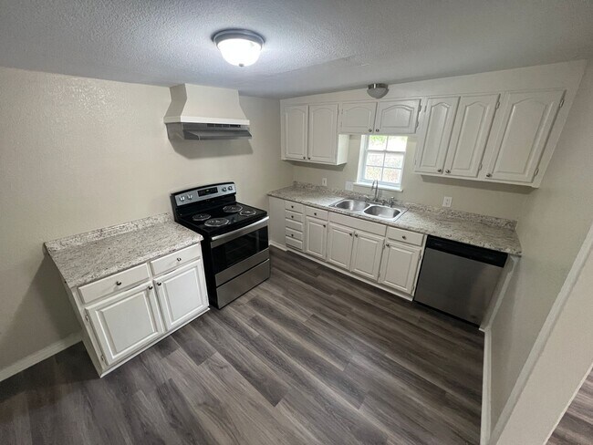 Building Photo - Single Family Home *LEASING SPECIAL AVAILABLE*