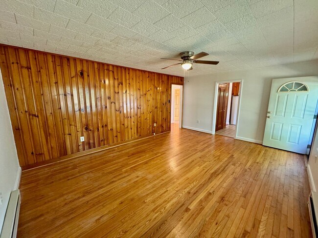 Building Photo - West AVL  - Mountain Views, Garden Space, Beautiful Yard!