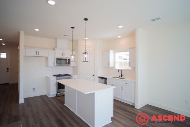 Building Photo - Southwest Home with Solar!