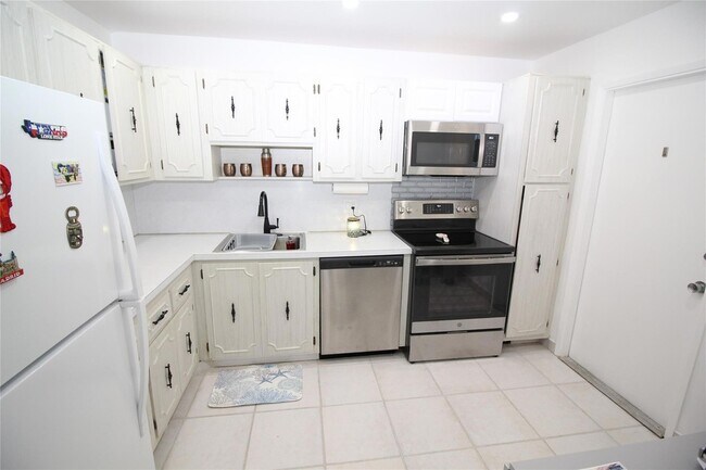 Building Photo - 3151 S Palm Aire Dr