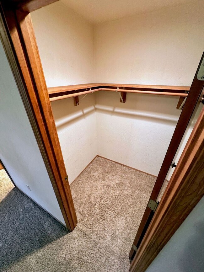 Building Photo - Centrally Located 3 Bedroom House with Fully Fenced in Backyard- Pet Friendly!