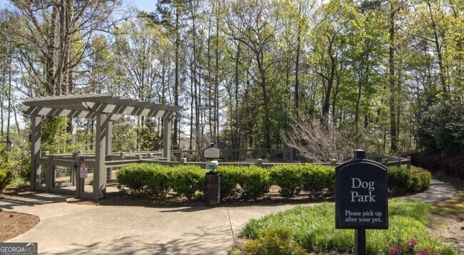 Building Photo - 100 Pinhurst Dr