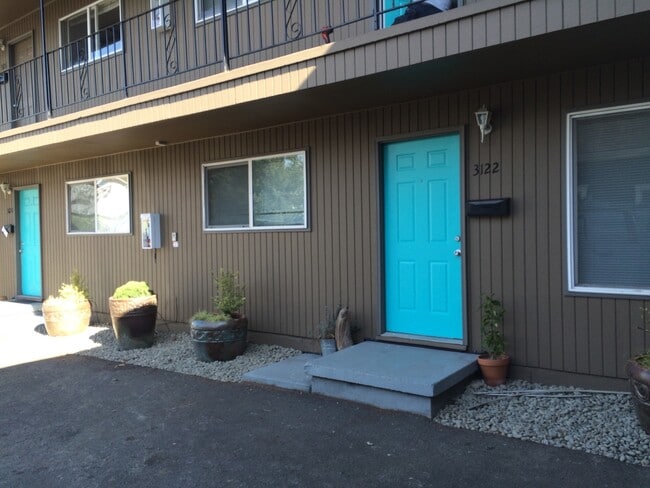 Building Photo - Upper 2 bed on Belmont! Hardwood floors, granite counters, tile in shower! All dogs welcome!