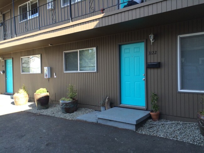 Building Photo - Upper corner unit 1 bed on Belmont, granite, hardwoods, off street parking!
