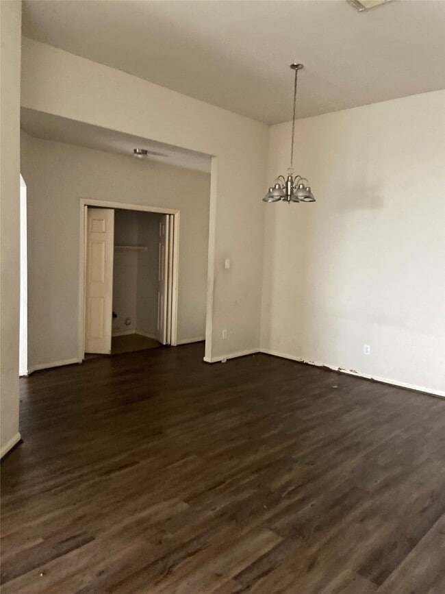 Building Photo - 1930 Shady Oaks Ct