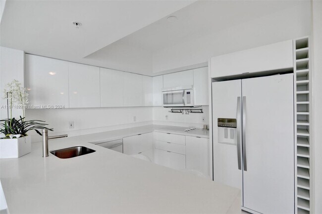 Building Photo - 16699 Collins Ave