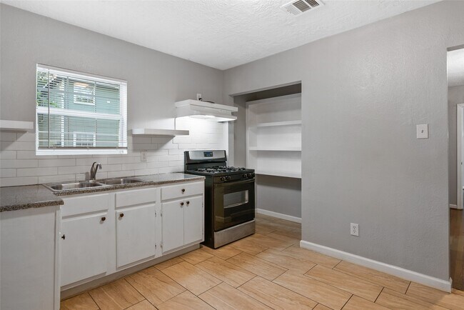 Building Photo - 3117 Isabella St