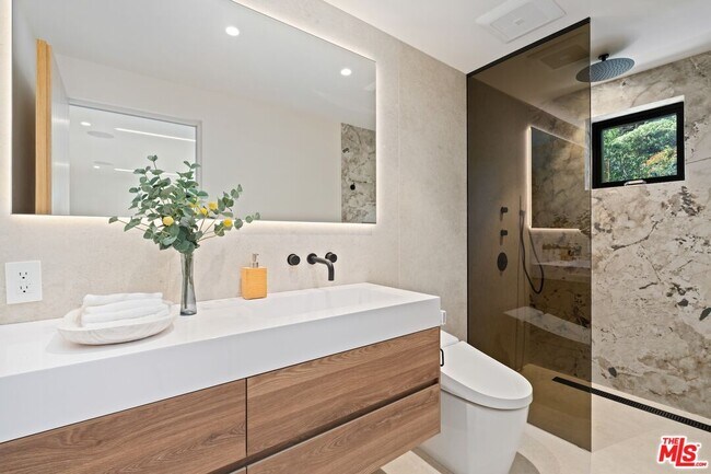 Building Photo - 2501 Banyan Dr