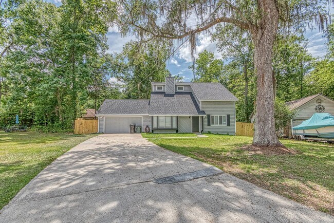 Building Photo - Large 3 bed 2 bath home with fenced backyard